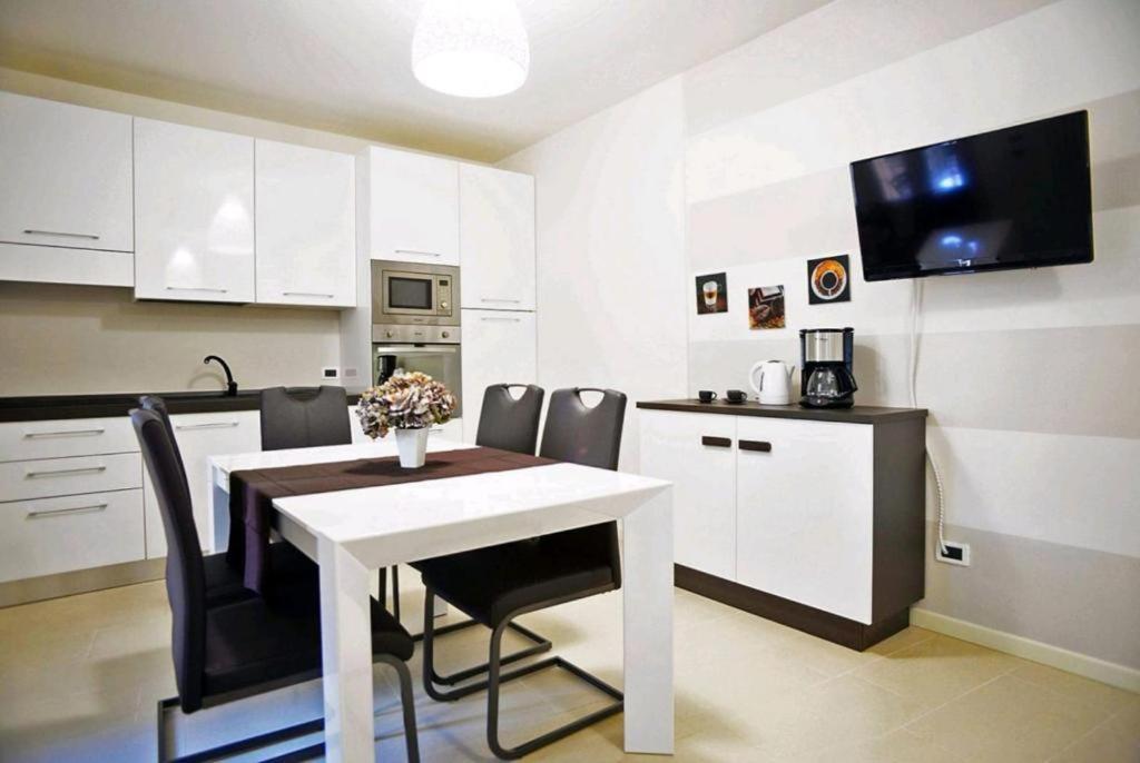 Ventuno - Modern Apartment - Country & Lake Ловере Экстерьер фото