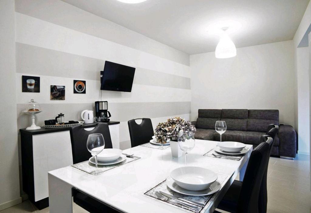 Ventuno - Modern Apartment - Country & Lake Ловере Экстерьер фото